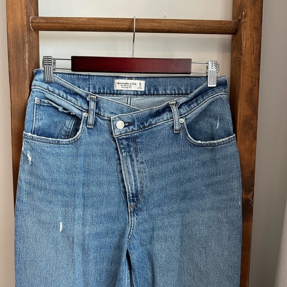 Abercrombie Ultra High Rise 90s Straight Jean - Picture 5 of 8